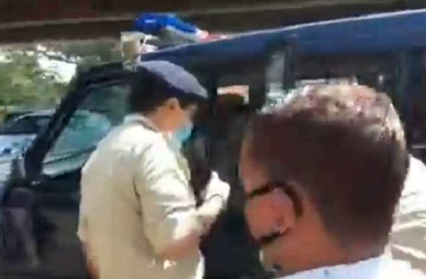 ssp.jpg Ghaziabad: सड़क पर बेहोश पड़ी घायल महिला को देख एसएसपी ने रोक दी अपनी गाड़ी, फौरन अस्पताल पहुंचाया