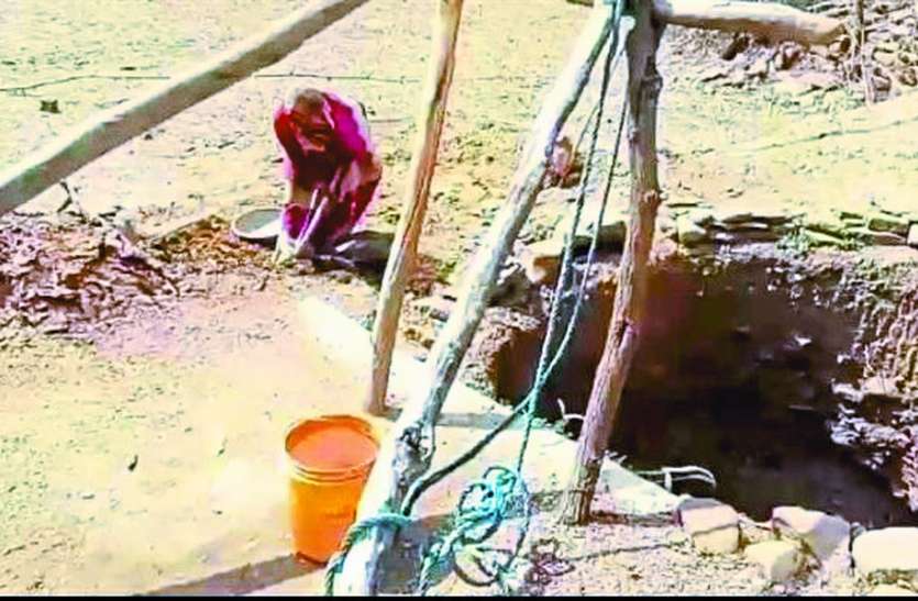 Tribal couple dug four and a half meter deep well in 25 days आत्मनिर्भर भारत: प्रशासन पानी नहीं दे पाया तो आदिवासी दंपती ने 25 दिन में खोद डाला साढ़े चार मीटर गहरा कुआं