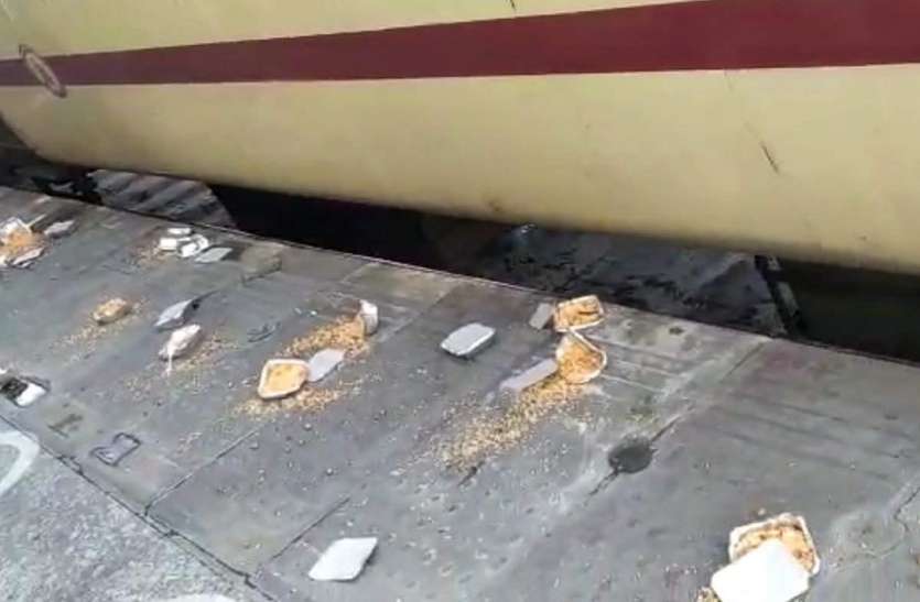 Cheap food being given to railway passengers ट्रेन में दूषित खाने को लेकर रायपुर में यात्रियों का हंगामा