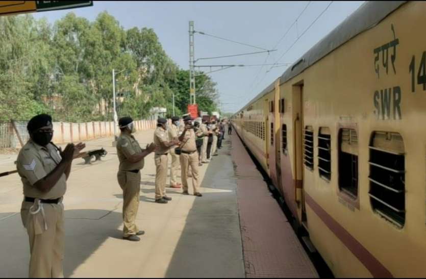 train2.jpg श्रमिक एक्सप्रेस से लौट रहे लोगों की यात्रा का खर्च वहन करेगी सरकार