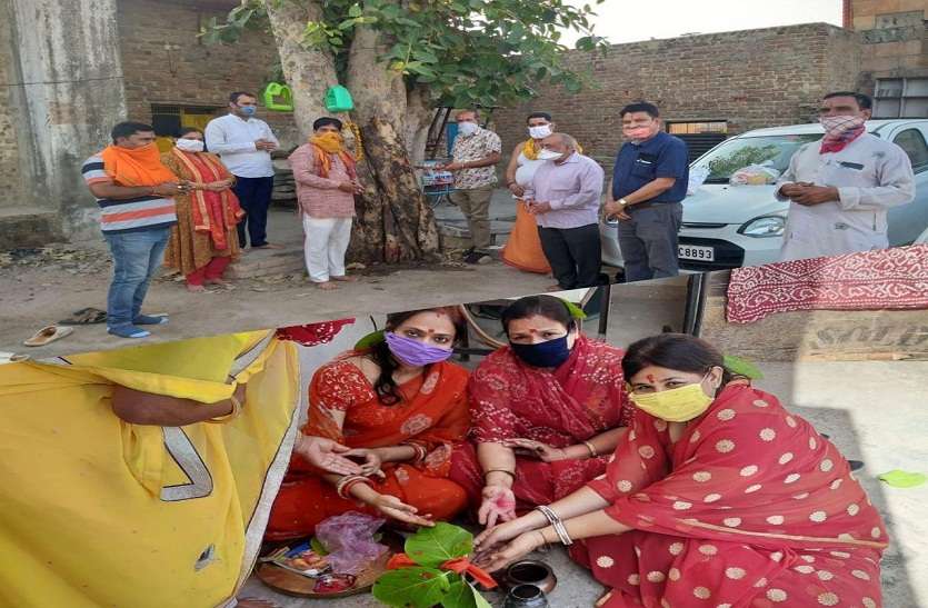 कोरोना संकट के बीच सुहागिनों ने वटवृक्ष का किया पूजन,पुजारियों को दी राशन सामग्री कोरोना संकट के बीच सुहागिनों ने वटवृक्ष का किया पूजन,पुजारियों को दी राशन सामग्री