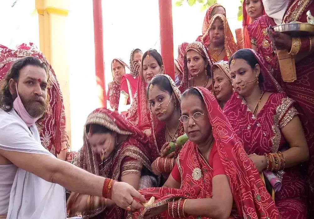 वट सावित्री व्रत: कोरोना पर भारी पड़ा पत्नियों का पति प्रेम, निर्जला व्रत रखकर मांगी साजन की लंबी उम्र