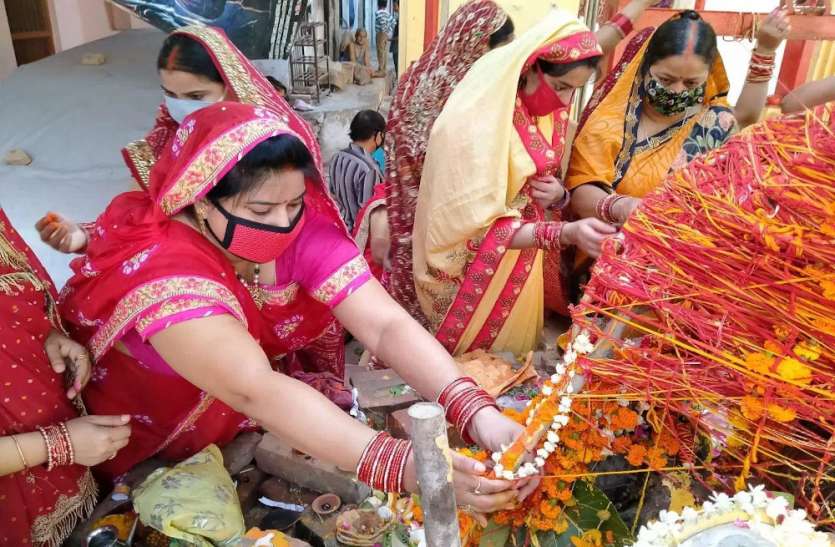 वट सावित्री व्रत: कोरोना पर भारी पड़ा पत्नियों का पति प्रेम, निर्जला व्रत रखकर मांगी साजन की लंबी उम्र वट सावित्री व्रत: कोरोना पर भारी पड़ा पत्नियों का पति प्रेम, निर्जला व्रत रखकर मांगी साजन की लंबी उम्र