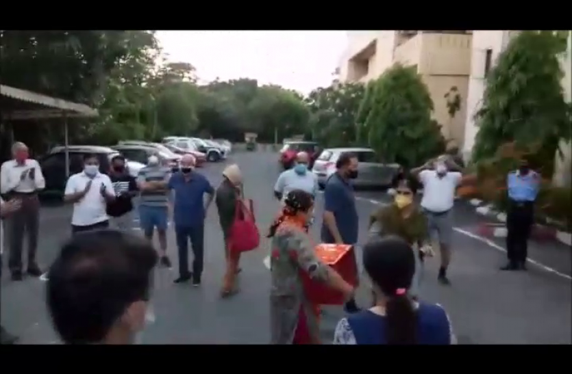 vlcsnap-2020-05-22-11h29m58s055.png Noida: नर्स पहुंचीं घर तो बजने लगे शंख और बरसने लगे फूल