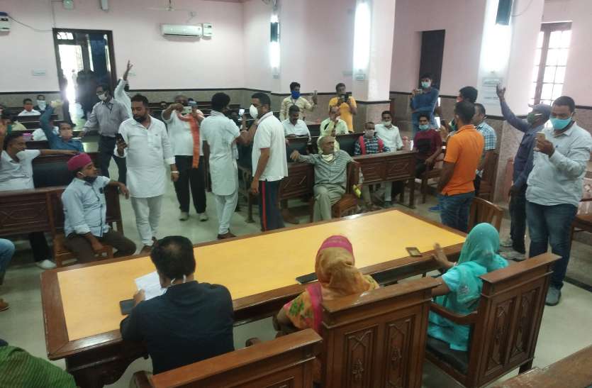 निगम में गर्माई राजनीति, लाबबंद हुए पार्षद निगम में गर्माई राजनीति, लाबबंद हुए पार्षद