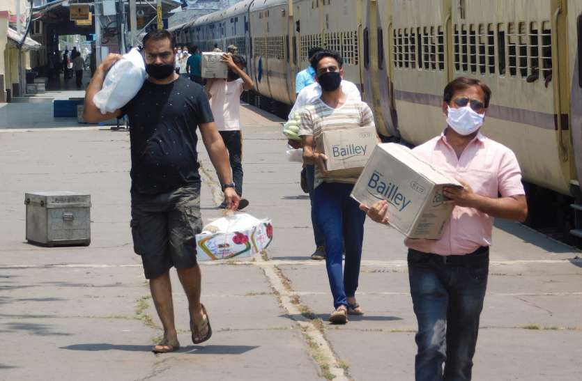 ट्रेन के लम्बे सफर में मजदूरों को महज शहडोल में मिलती है राहत ट्रेन के लम्बे सफर में मजदूरों को महज शहडोल में मिलती है राहत