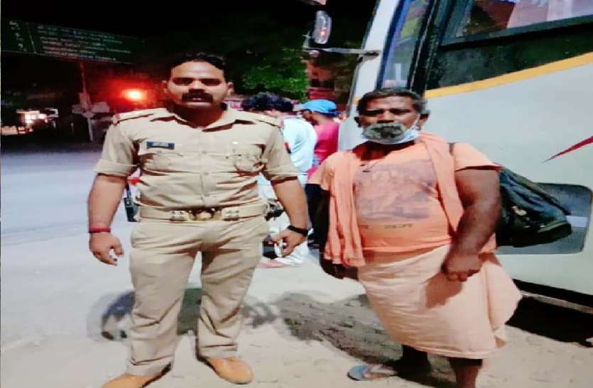 लॉकडाउन में बनी बनारस पुलिस और तेलंगाना के 'अन्ना' की दोस्ती को आप भी करेंगे सैल्यूट, बना ऐसा रिश्ता जो जिंदगी भर रहेगा याद लॉकडाउन में बनी बनारस पुलिस और तेलंगाना के 'अन्ना' की दोस्ती को आप भी करेंगे सैल्यूट, बना ऐसा रिश्ता जो जिंदगी भर रहेगा याद