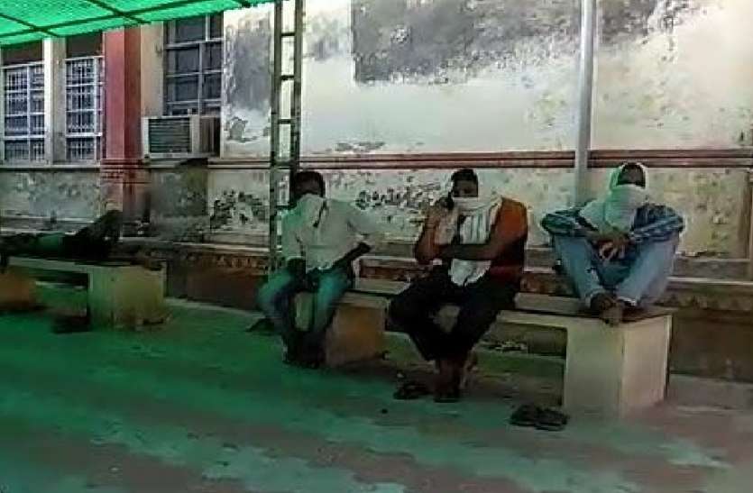 श्रमिक स्पेशल ट्रेन से इलाज कराकर बनारस लौट रहे मरीज की रास्ते में ही मौत, बेटे ने पीएम को बताई थी रेलवे की लापरवाही श्रमिक स्पेशल ट्रेन से इलाज कराकर बनारस लौट रहे मरीज की रास्ते में ही मौत, बेटे ने पीएम को बताई थी रेलवे की लापरवाही