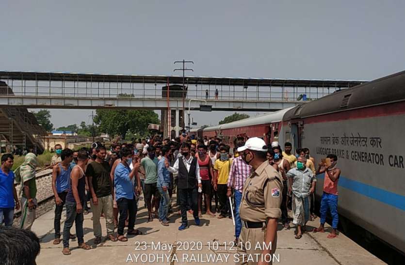 ट्रेनों में सफर कर रहे मजदूरों ने किया जमकर हंगामा ट्रेनों में सफर कर रहे मजदूरों ने अयोध्या स्टेशन पर किया जमकर हंगामा