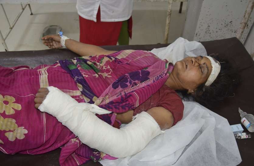 पड़ा था बीड़ी के गोदाम पर छापा, शक में परिजनों को ही कमरे में बंद कर पीटा पड़ा था बीड़ी के गोदाम पर छापा, शक में परिजनों को ही कमरे में बंद कर पीटा
