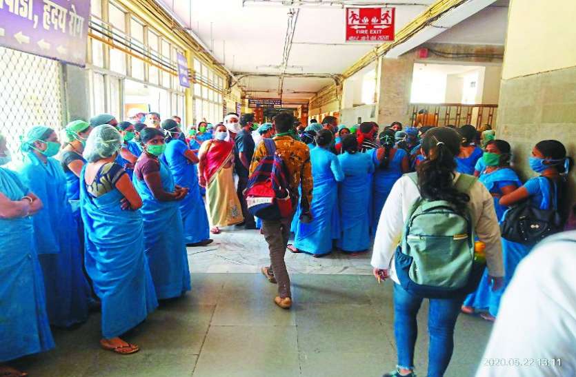 आंबेडकर अस्पताल की सफाई कर्मियों ने काम किया बंद आंबेडकर अस्पताल की सफाई कर्मियों ने काम किया बंद