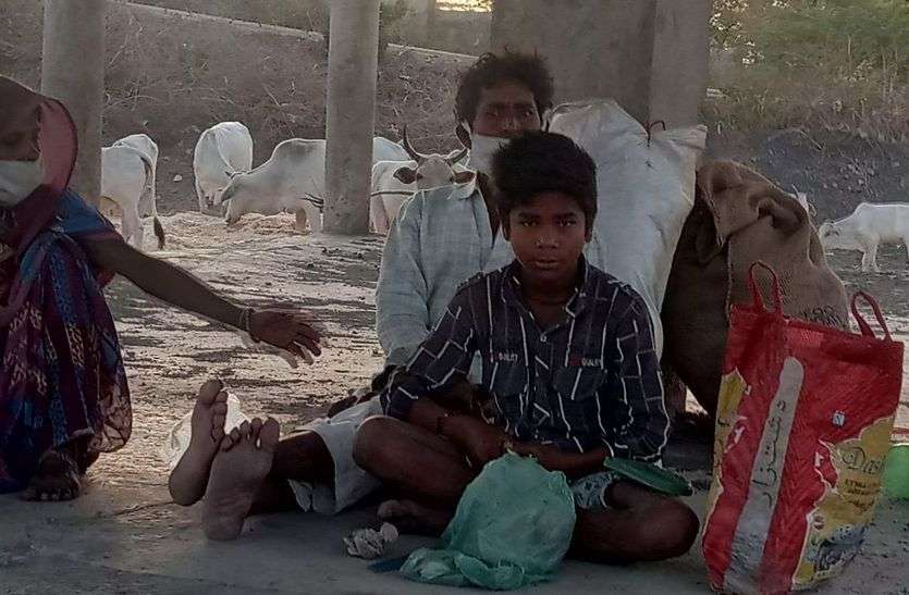बिहार से पैदल आए मजदूरों को घर पहुंचाया बिहार से पैदल आए मजदूरों को घर पहुंचाया