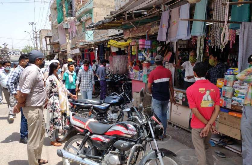 बाजार में सोशल डिस्टेंस की पालना की दी हिदायत बाजार में सोशल डिस्टेंस की पालना की दी हिदायत