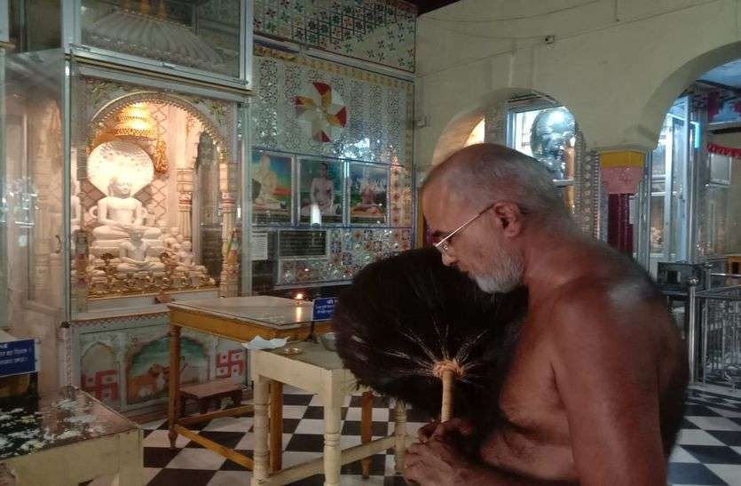 कोरोना फैलने के लिए हम भी जिम्मेदार, बाजार खुल रहे हैं तो मंदिर क्यों नहीं कोरोना फैलने के लिए हम भी जिम्मेदार, बाजार खुल रहे हैं तो मंदिर क्यों नहीं