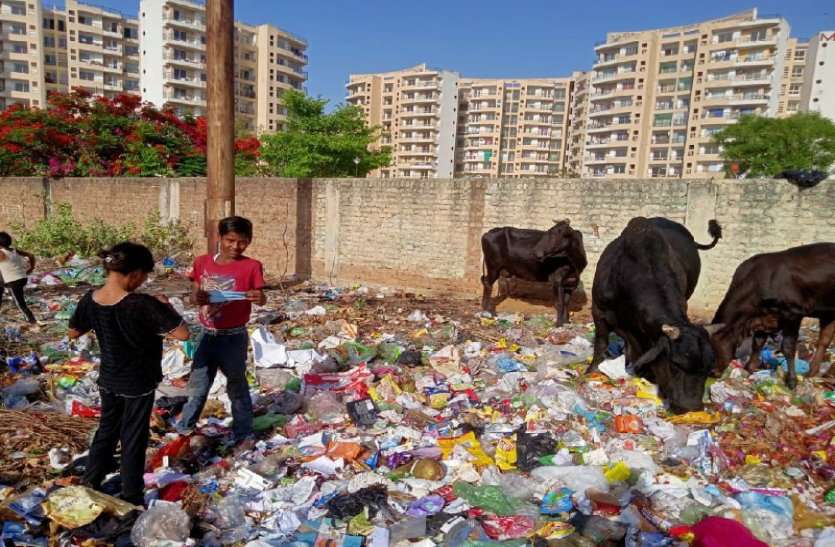 Bhiwadi City Children Finding Food In Garbage waste अंकल! भूख लग रही है, खाना ढूंढ रहे हैं, उठा लेने दो प्लीज, भिवाड़ी शहर की है यह दुखद तस्वीर