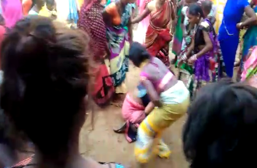 महिला को अर्द्धनग्न कर गांव में घुमाया, लगे हैं संगीन आरोप महिला को अर्द्धनग्न कर गांव में घुमाया, लगे हैं संगीन आरोप
