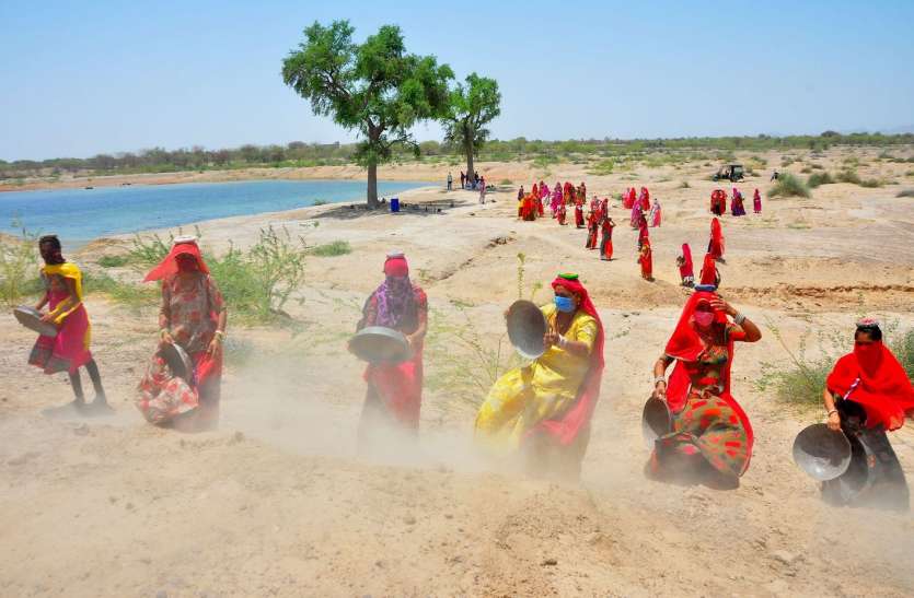 रोजगार की खुशी के बीच चेहरों पर मास्क का साया, सोशल डिस्टेंस भी मन भाया रोजगार की खुशी के बीच चेहरों पर मास्क का साया, सोशल डिस्टेंस भी मन भाया