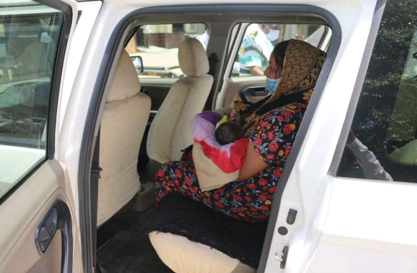 Maternal pain in train, gave birth in district hospital, named lockdown Yadav, made rating guest ट्रेन में प्रसूता को उठा दर्द, जिला अस्पताल में दिया जन्म, नाम रखा लॉकडाउन यादव, बना वीआईपी मेहमान