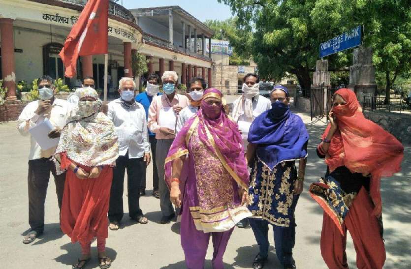 श्रम कानूनों से छेड़छाड़ बंद करो, संयुक्त टे्रड यूनियन समन्वय समिति (सीटू) ने सौंपा पत्र श्रम कानूनों से छेड़छाड़ बंद करो, संयुक्त टे्रड यूनियन समन्वय समिति (सीटू) ने सौंपा पत्र