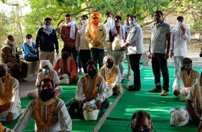 पूर्व मंत्री हरिमोहन शर्मा की पहल पर पुजारियों का सम्मान, बांटा राशन पूर्व मंत्री हरिमोहन शर्मा की पहल पर पुजारियों का सम्मान, बांटा राशन
