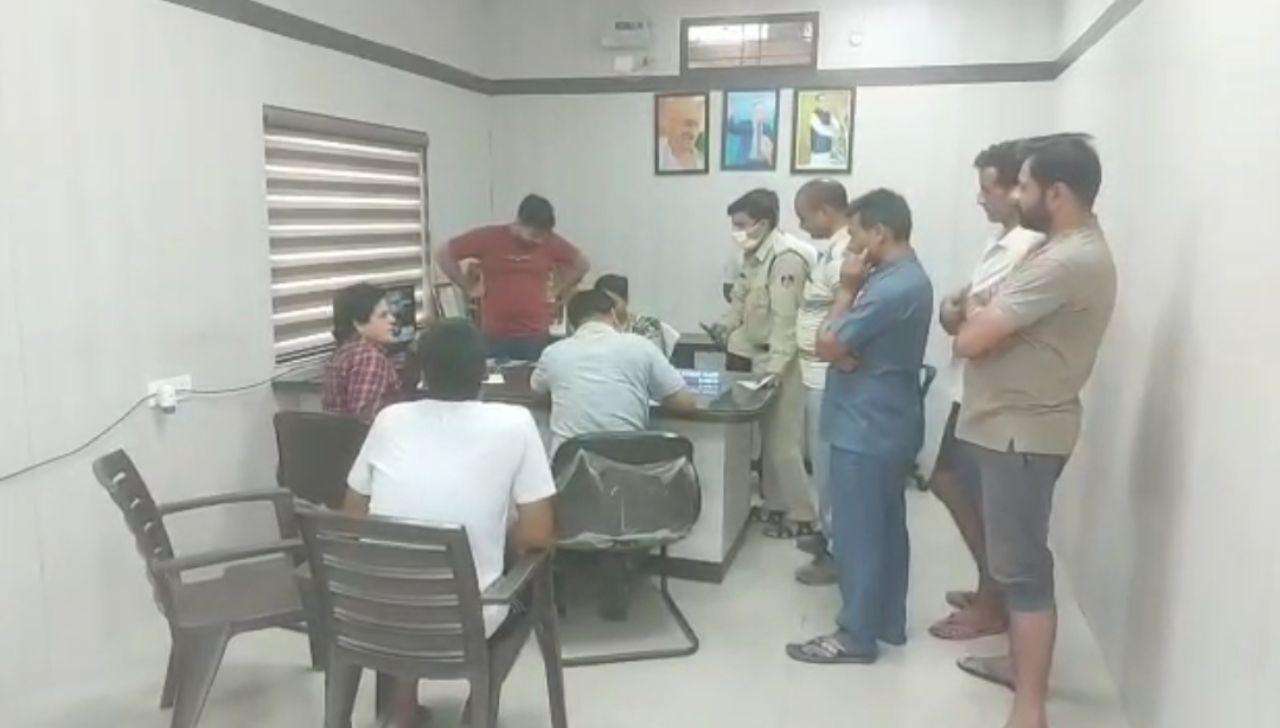 महिला सीएमओ का घर और कार पेट्रोल डालकर फूंकी अज्ञात बदमाशों ने