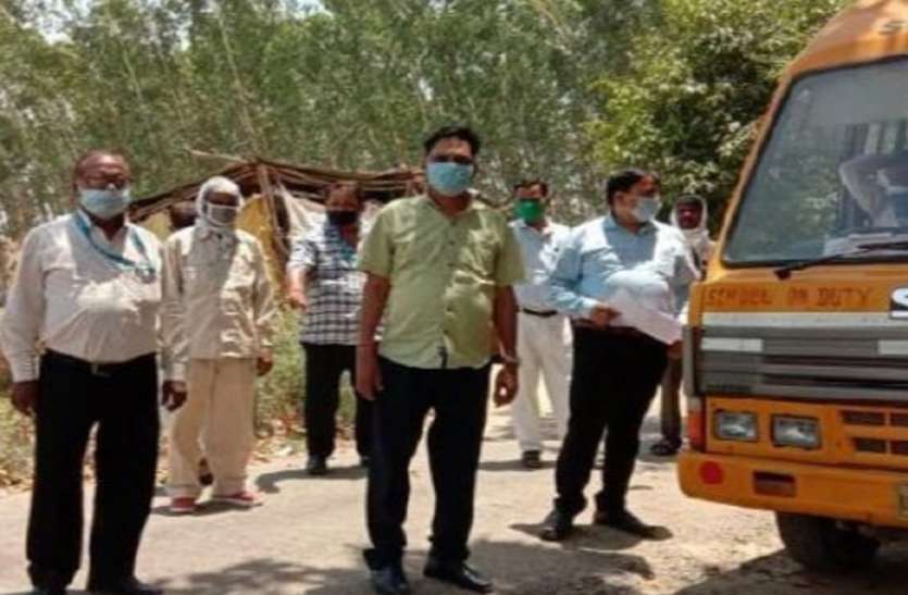 चेक पोस्ट पर रोके गए थे 70 प्रवासी, 28 लोगों की रिपोर्ट आने के बाद प्रशासन ने किया ये काम चेक पोस्ट पर रोके गए थे 70 प्रवासी, 28 लोगों की रिपोर्ट आने के बाद प्रशासन ने किया ये काम