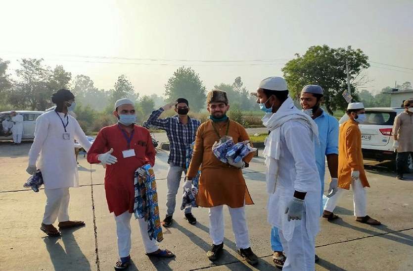 ईद की तैयारी छोड़ प्रवासियों की मदद कर रहे हैं रोजेदार