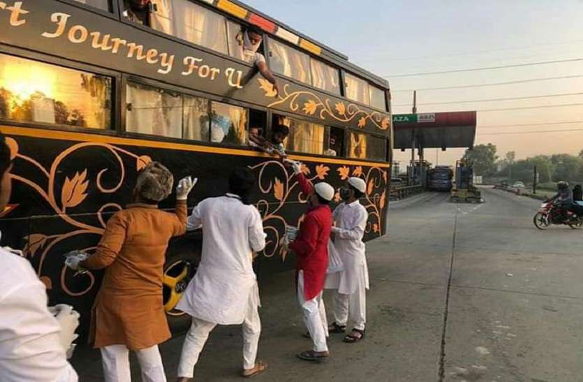 ईद की तैयारी छोड़ प्रवासियों की मदद कर रहे हैं रोजेदार