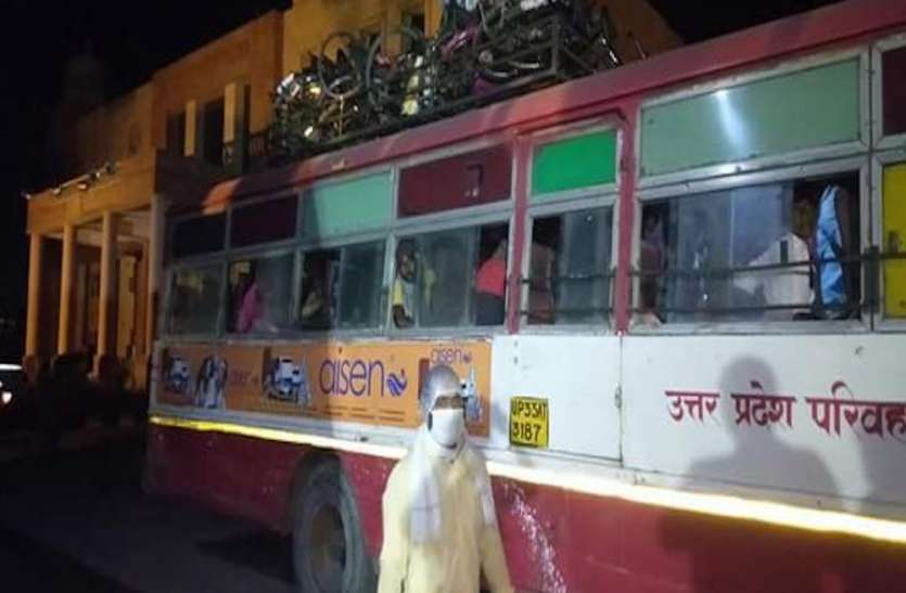 जम्मू-कश्मीर से साइकिल से पहुंचे मजदूर, लखनऊ आकर बसों से किया गया रवाना जम्मू-कश्मीर से साइकिल से यूपी पहुंचे मजदूर, लखनऊ आकर बसों से किया गया रवाना