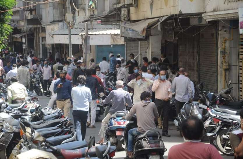 लॉकर खुलते ही लगी लंबी कतार लॉकर खुलते ही लगी लंबी कतार