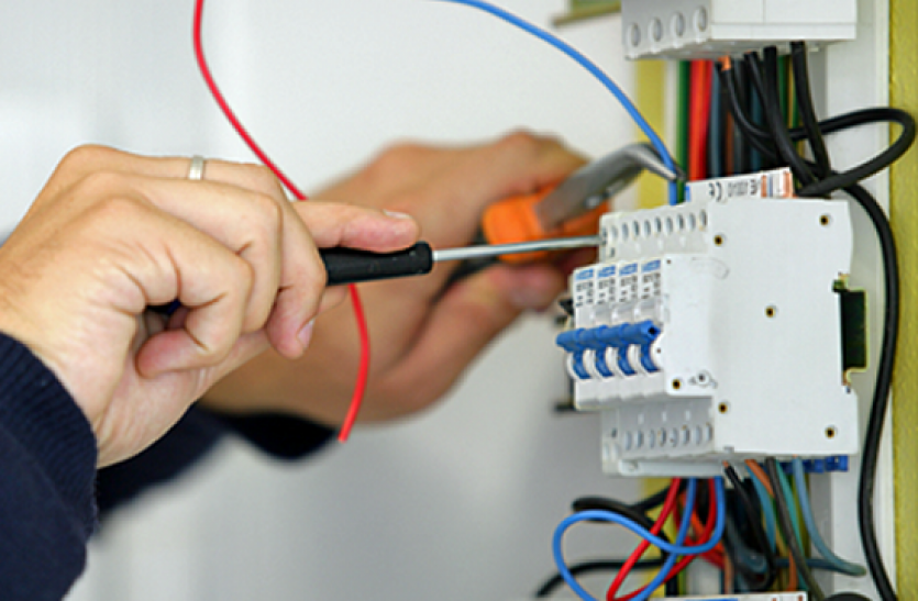 electrician.png Lockdown 4.0: मेड, Electrician या ड्राइवर को बुला सकते हैं घर पर, यह है शर्त