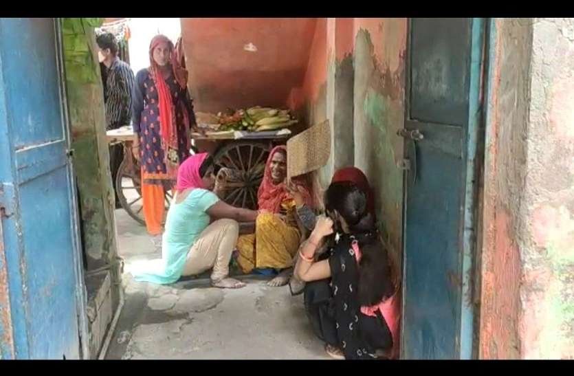 father_murder.jpg Moradabad: कलयुगी बेटे ने पिता की हत्या कर संदूक में बंद कर दी लाश, वजह है चौंकाने वाली
