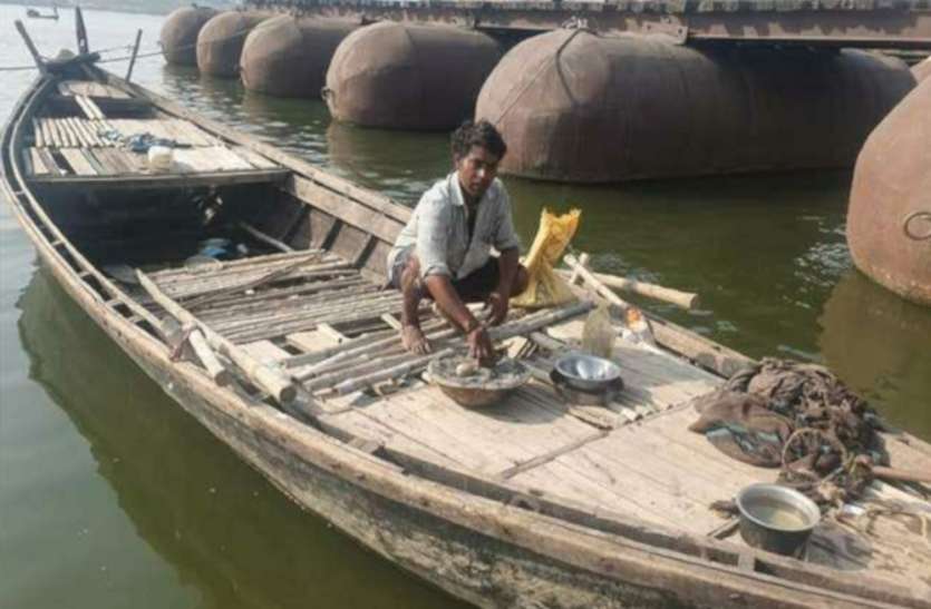 गंगा की लहरों पर इस प्रवासी ने बनाया अपना क्वारटाइन सेंटर गंगा की लहरों पर इस प्रवासी ने बनाया अपना क्वारंटाइन सेंटर