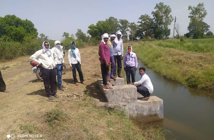 विभागीय अधिकारी को शिकायत करने के बाद टेल क्षेत्र में पहुंचा नहर का पानी विभागीय अधिकारी को शिकायत करने के बाद टेल क्षेत्र में पहुंचा नहर का पानी