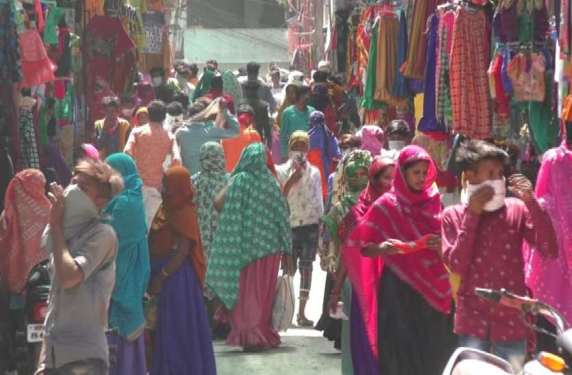 कई व्यापारियों ने हाथ जोड़े तो कुछ की हुई बहस कई व्यापारियों ने हाथ जोड़े तो कुछ की हुई बहस