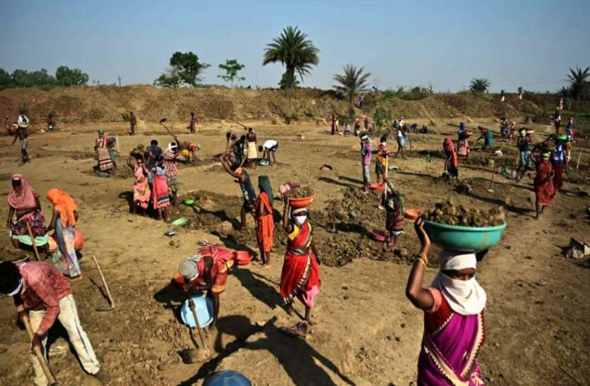 मनरेगा में 26.10 लाख से अधिक श्रमिकों को लॉकडाउन के दौरान मिल रहा रोजगार मनरेगा में 26.10 लाख से अधिक श्रमिकों को लॉकडाउन के दौरान मिल रहा रोजगार