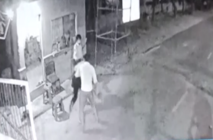 marpet.png Lockdown 4.0 में दबंगों ने गार्ड के साथ मारपीट, छोटी सी बात को लेकर हुआ विवाद