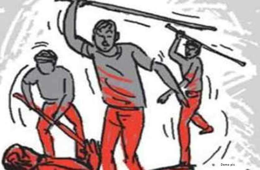 सिवनी में तालाब किनारे युवक की मिली लाश, लाठी-डंडे से पीट-पीटकर की गई है हत्या सिवनी में तालाब किनारे युवक की मिली लाश, लाठी-डंडे से पीट-पीटकर की गई है हत्या