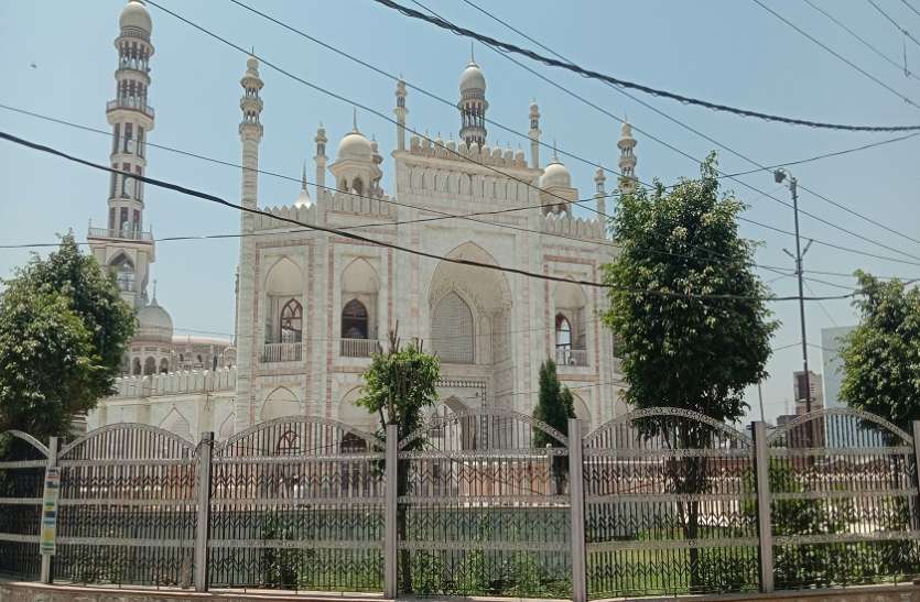 masjid.jpg रमजान के आखरी जुमे अलविदा पर मुसलमान नहीं पहुंचे मस्जिद तो अंदर दिखा ऐसा नजारा