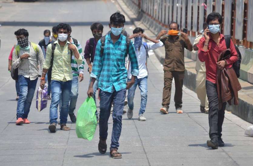 migrant_1.jpg मंत्री ने मजदूरों को समझाया, कहा करेंगे वापस भेजने की व्यवस्था