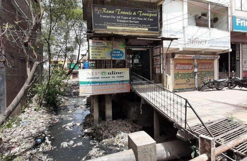 कोरोना में दूसरी जिम्मेदारी भूला प्रशासन, नाले जाम, फिर बाढ़ बनेगी आफत कोरोना में दूसरी जिम्मेदारी भूला प्रशासन, नाले जाम, फिर बाढ़ बनेगी आफत