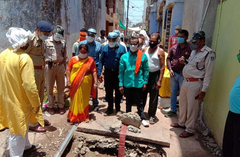 nala.jpg जबलपुर के उडिय़ा मोहल्ला गुरंदी में 100 साल पुराने चेम्बर तोड़े, 3 दिन से भर रहा था पानी: देखें वीडियो