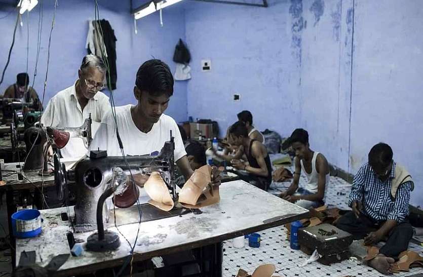 आगरा के जूता बाजार को ग्राहकों का इंतजार आगरा के जूता बाजार को ग्राहकों का इंतजार