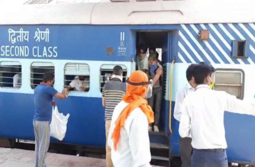 photo6217293391406934472.jpg प्रवासी मजदूरों को लेकर Railway Station पहुंची Special Train, दिखा त्योहार जैसा नजारा