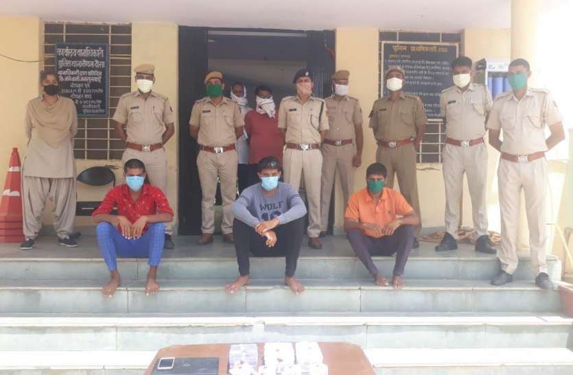 लूट के तीन आरोपी गिरफ्तार, दो देशी कट्टे व कारतूस भी बरामद लूट के तीन आरोपी गिरफ्तार, दो देशी कट्टे व कारतूस भी बरामद