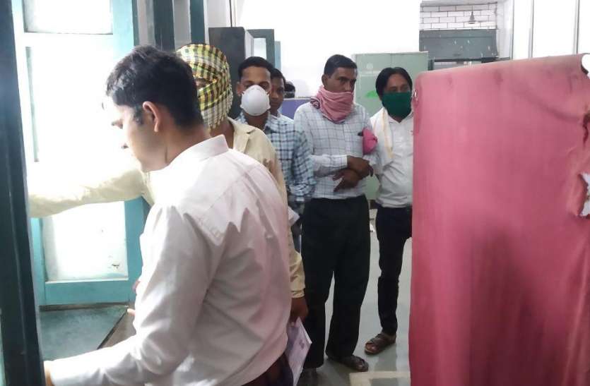 जमीन की खरीदी-बिक्री करने जा रहे हैं तो जान लो नियम, लॉक डाउन के बाद क्या बदले हालात जमीन की खरीदी-बिक्री करने जा रहे हैं तो जान लो नियम, लॉक डाउन के बाद क्या बदले हालात