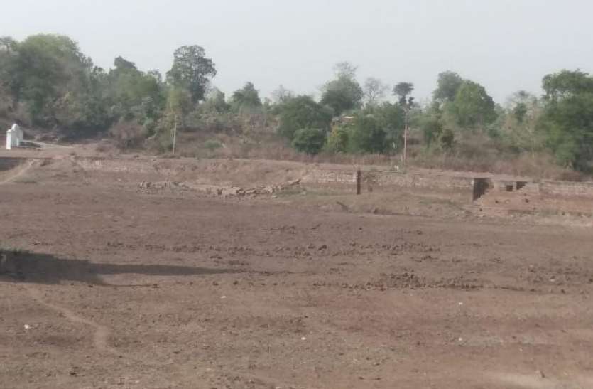 photo_2020-05-23_16-54-44.jpg चंदेल काल में पहाड़ खोदकर बनाया गया था नैनागिरी का तालाब, खोता जा रहा अस्तित्व