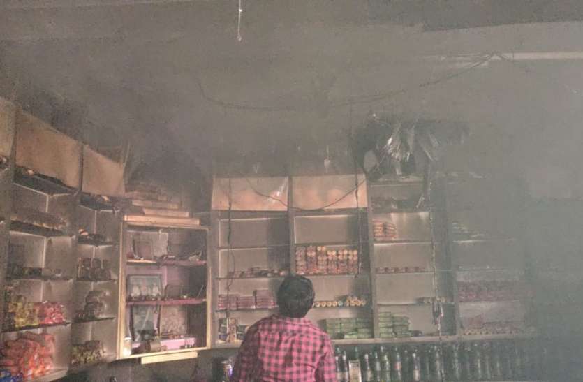 होटल का रिसेप्शन व रखा सामान जलकर हुआ नष्ट होटल का रिसेप्शन व रखा सामान जलकर हुआ नष्ट