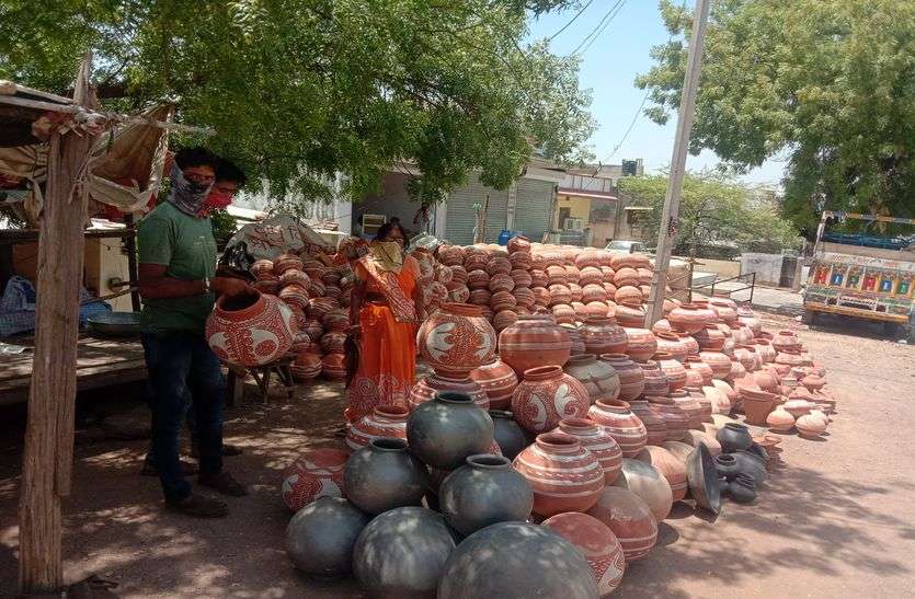 Corona virus ड्राइवरी व मजदूरी छूटी तो चल निकला परम्परागत काम, पूरा परिवार मिट्टी के बर्तन बनने में जुटा
