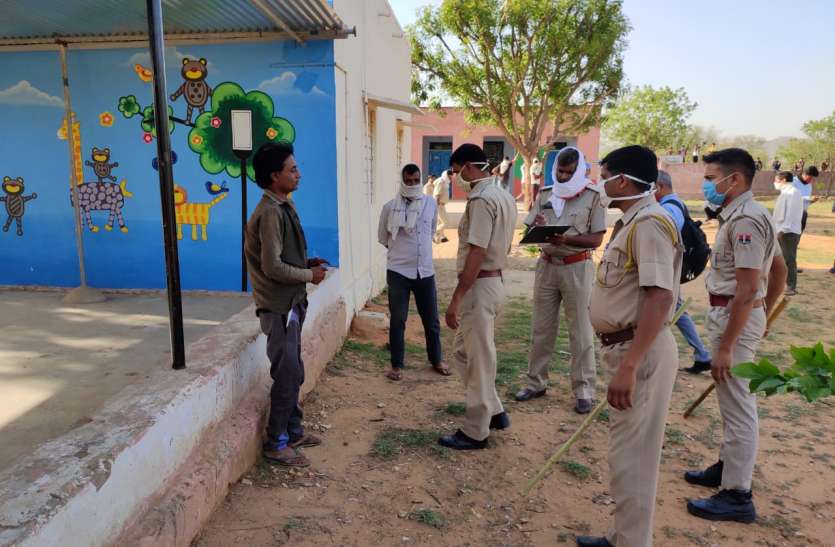 चोरी की नीयत से गए युवक को दबोचा, पुलिस ने लिया हिरासत में चोरी की नीयत से गए युवक को दबोचा, पुलिस ने लिया हिरासत में